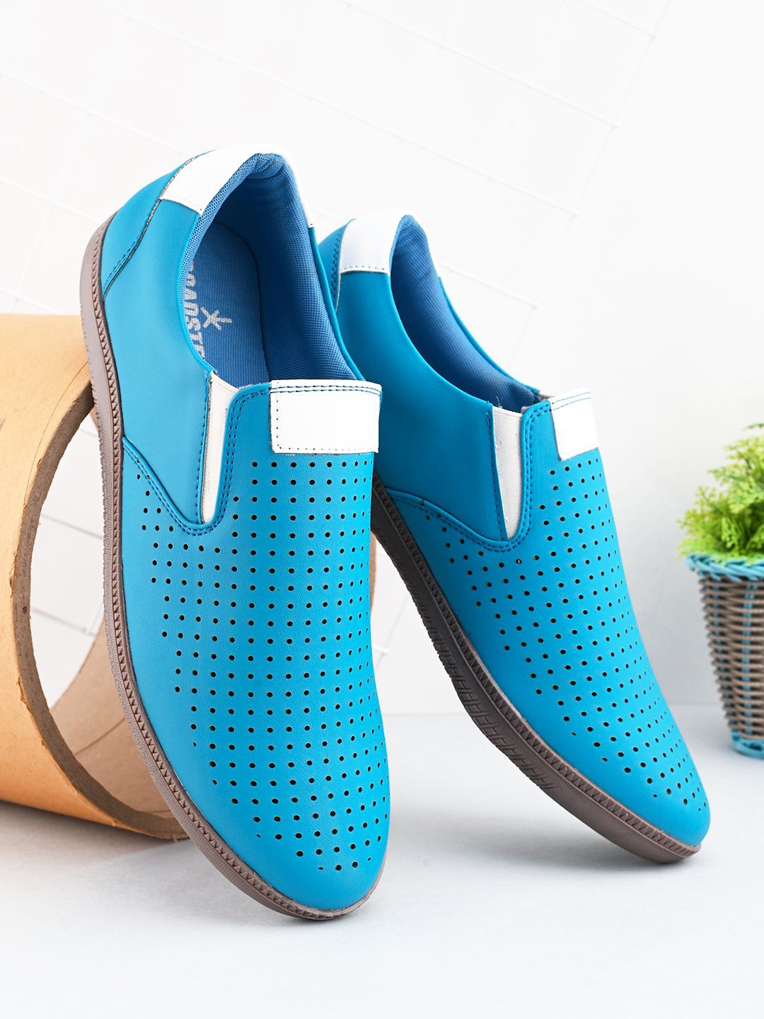 

The Roadster Lifestyle Co Men Round Toe Casual Slip-On Sneakers, Blue