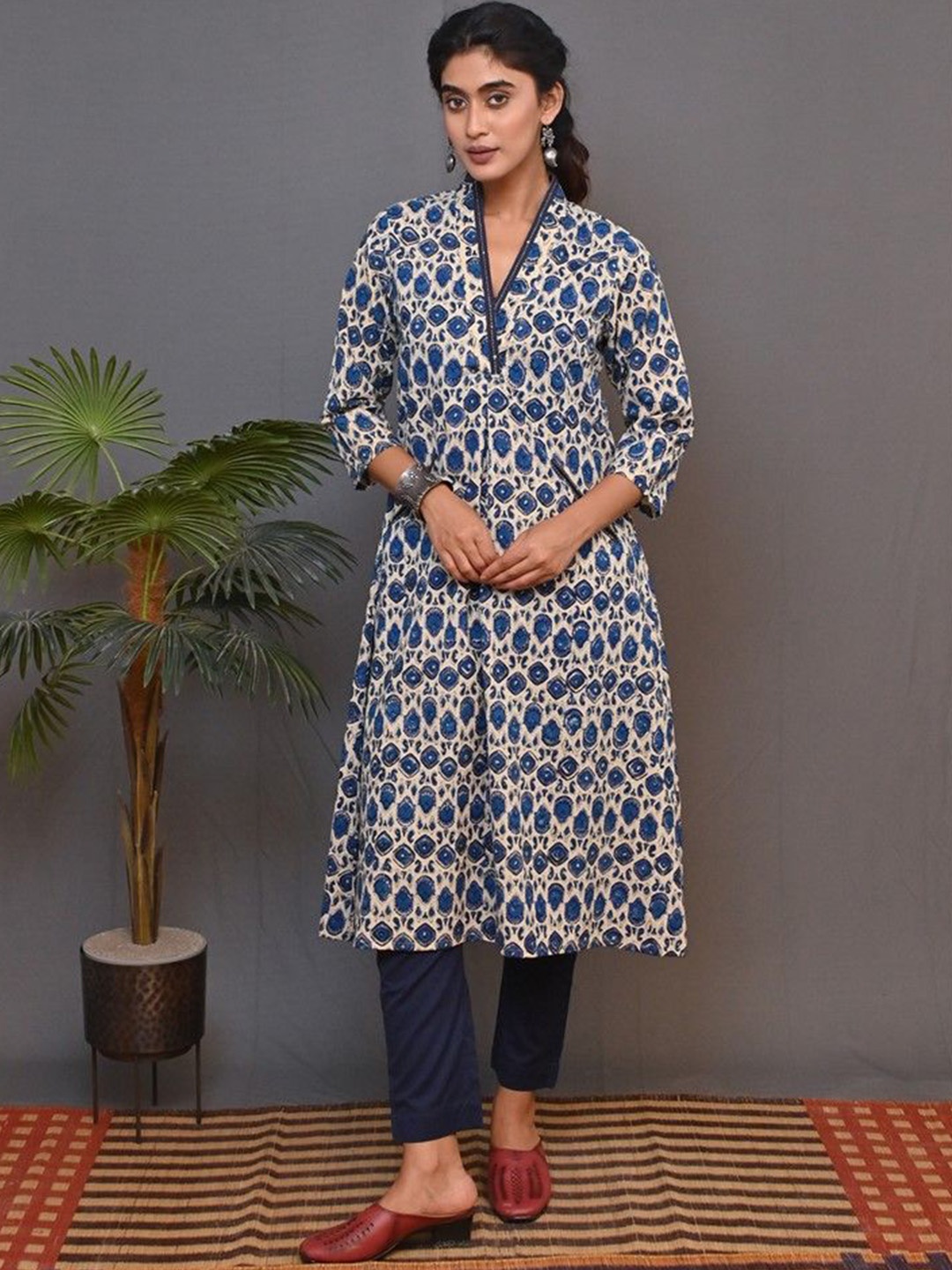 

Earthwear Floral Printed Regular Cotton Straight Kurta, Blue