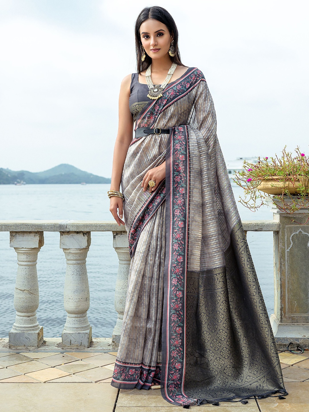 

Jinal & Jinal Kalamkari Zari Pure Silk Banarasi Saree, Grey