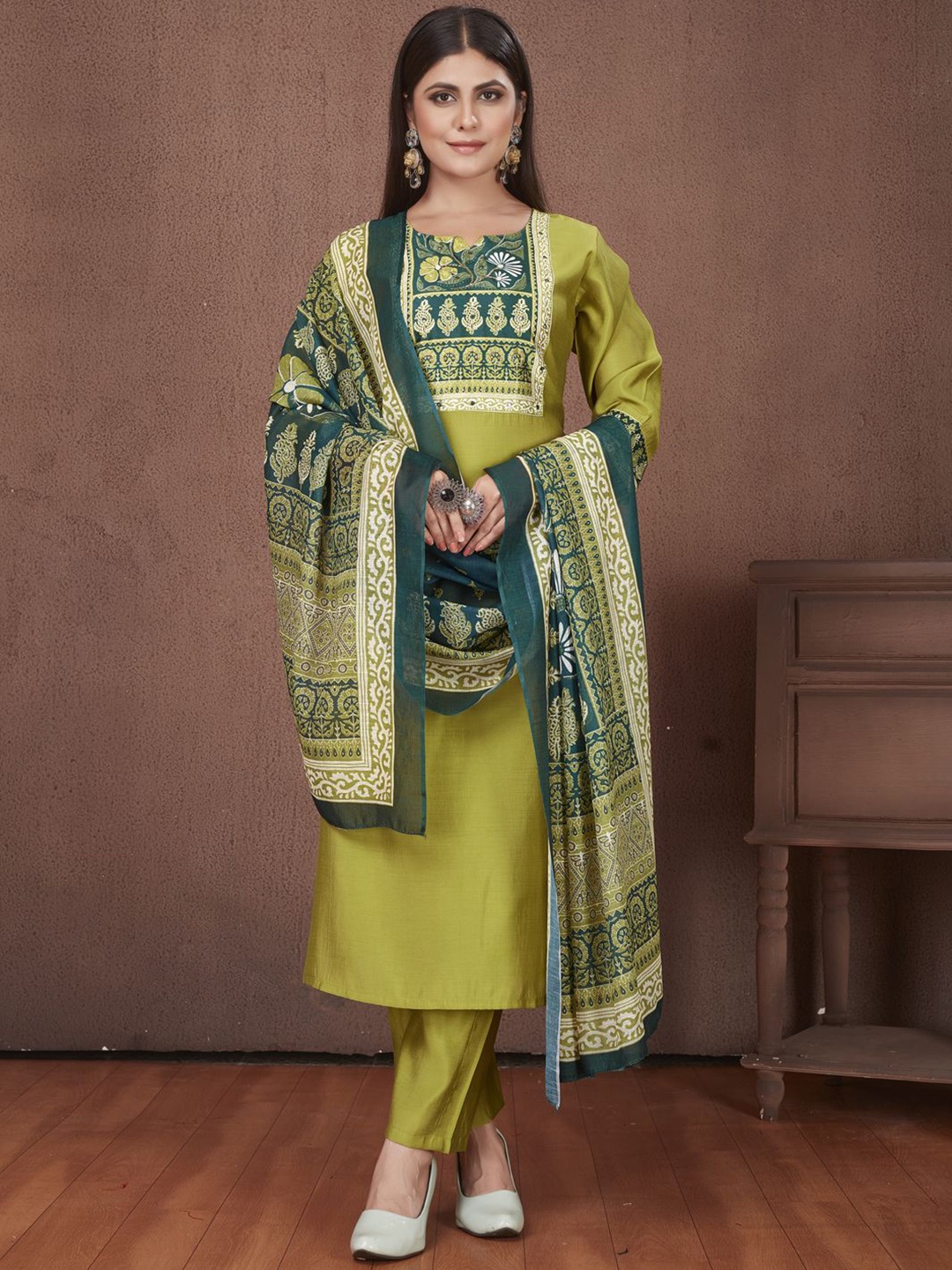 

STYLE SAMSARA Women Floral Yoke Design Regular Mirror Work Kurti with Trousers & With Dupatta, Yellow