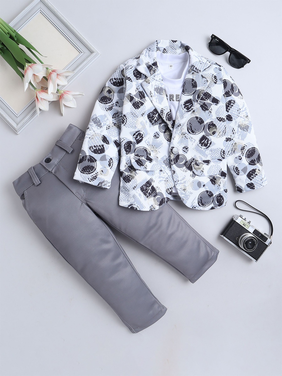 

FOURFOLDS Boys Printed Single-Breasted Blazer with Trouser and T-Shirt 3-Piece Suit, White