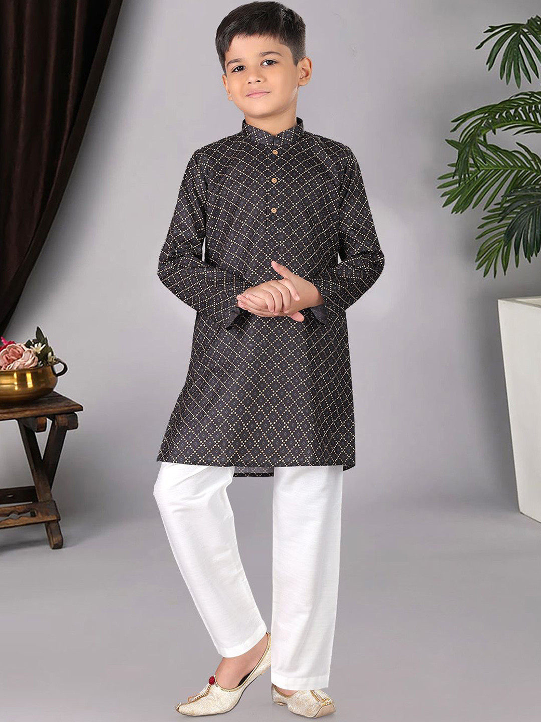 

Pehanaava Boys Geometric Printed Mandarin Collar Cotton Straight Kurta With Pyjama, Black