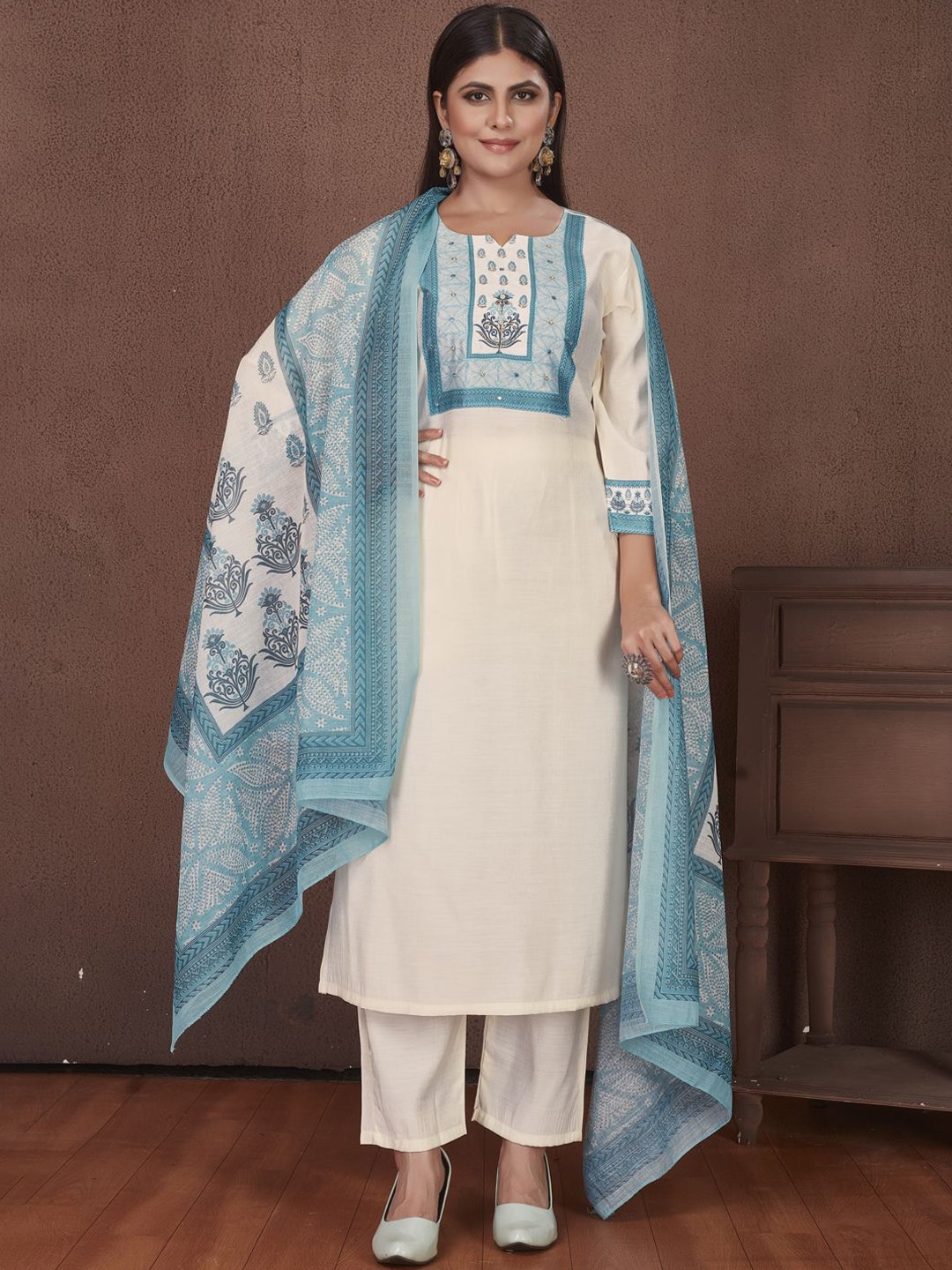 

MINGORA Floral Yoke Design Beads & Stones Straight Kurta With Trousers & Dupatta, Cream