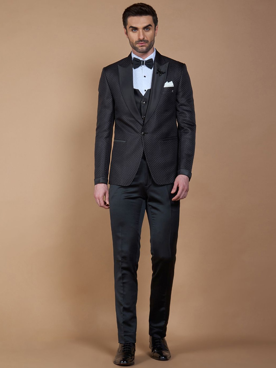 

Neumen Men Single-Breasted Three-Piece Suit, Black