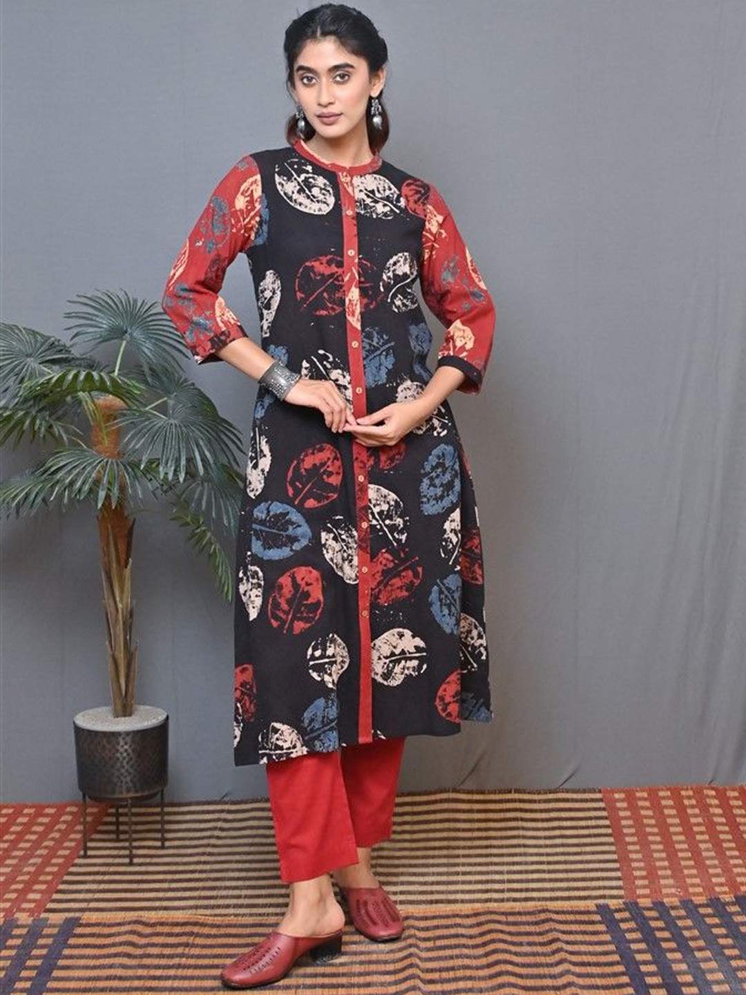 

Earthwear Floral Printed Regular Cotton Straight Kurta, Black