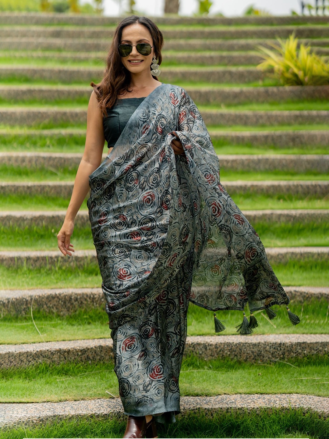 

MIRCHI FASHION Geometric Printed Saree, Grey