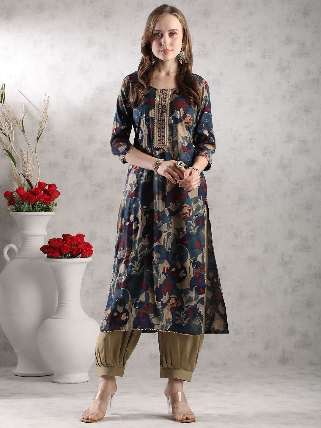 

GoSriKi Floral Printed Gotta Patti Round Neck Straight Kurta with Harem Pants, Blue