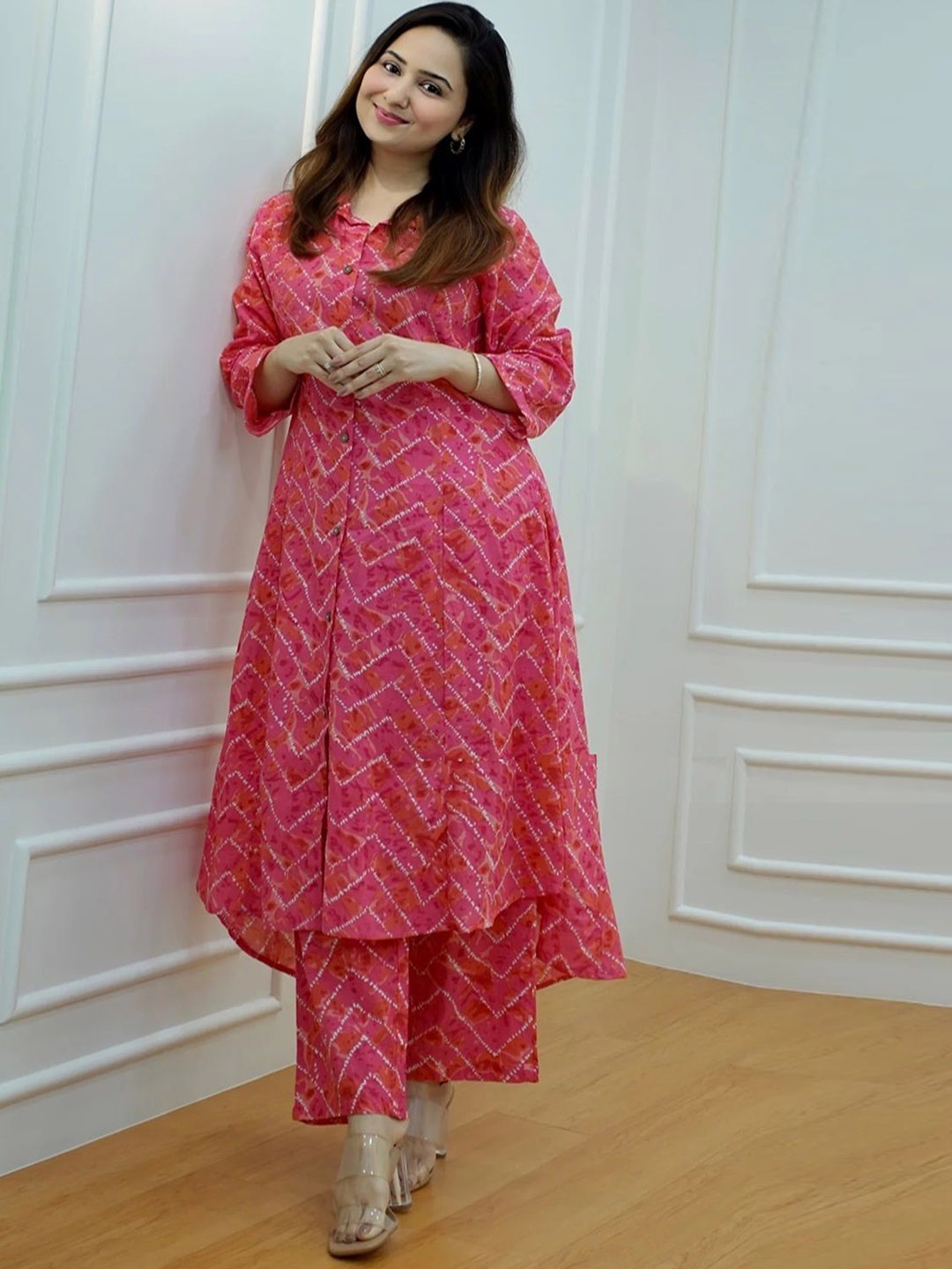 

MATTLOOK Leheriya Printed Regular A-Line Kurta with Trousers, Pink