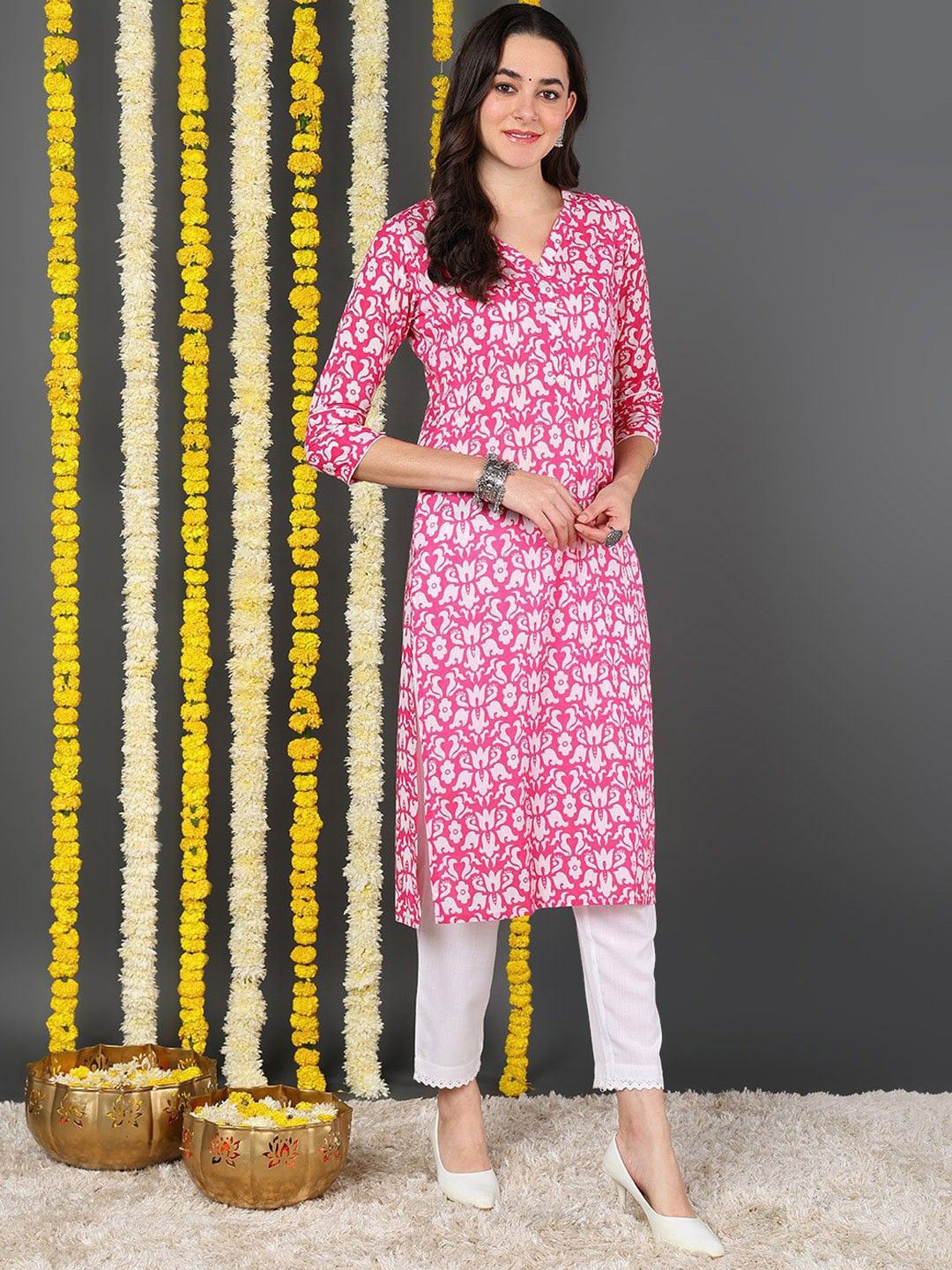 

AHIKA Ethnic Motifs Printed V-Neck Pure Cotton Straight Kurta, Pink