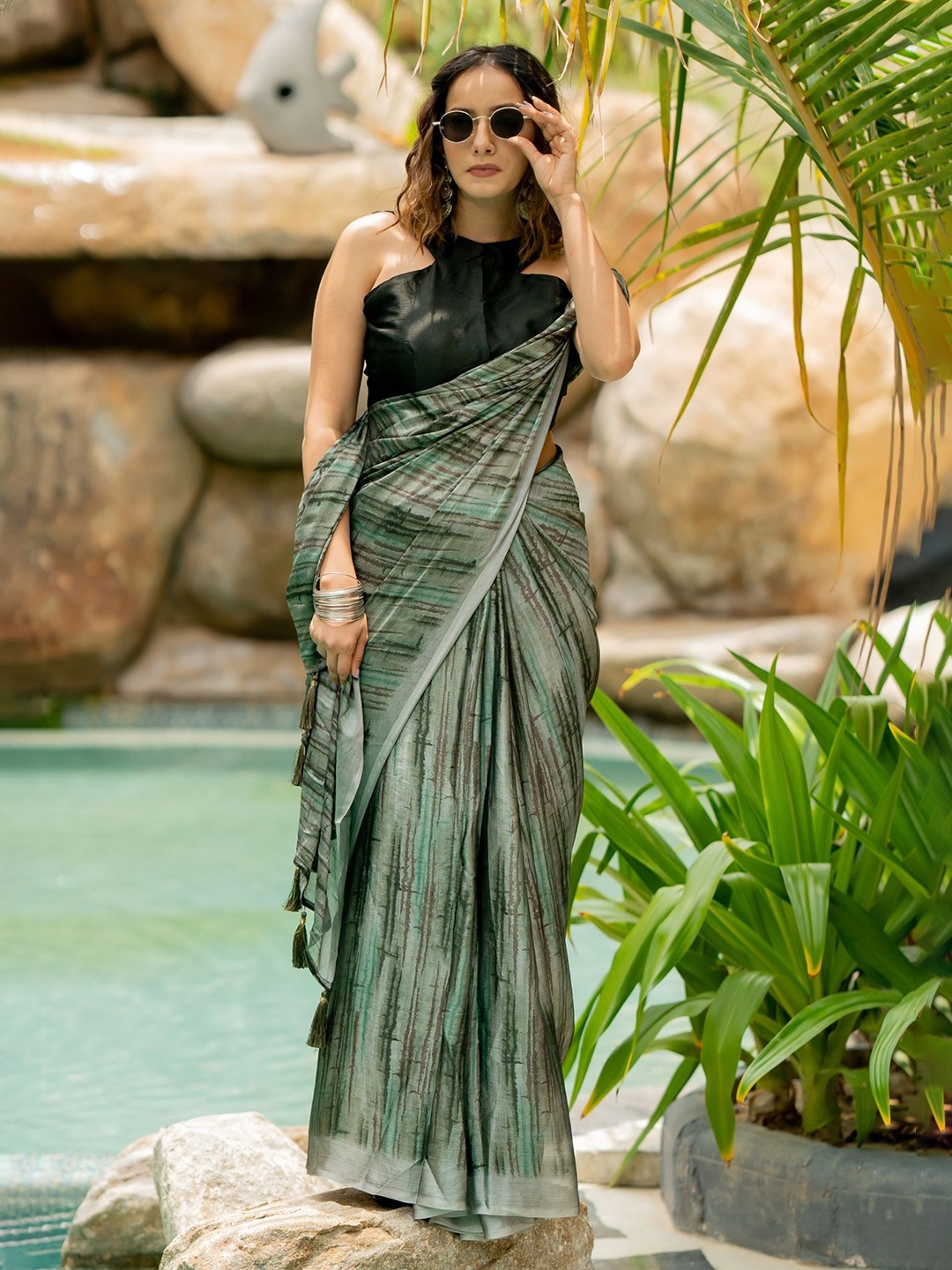 

MIRCHI FASHION Abstract Printed Saree, Green