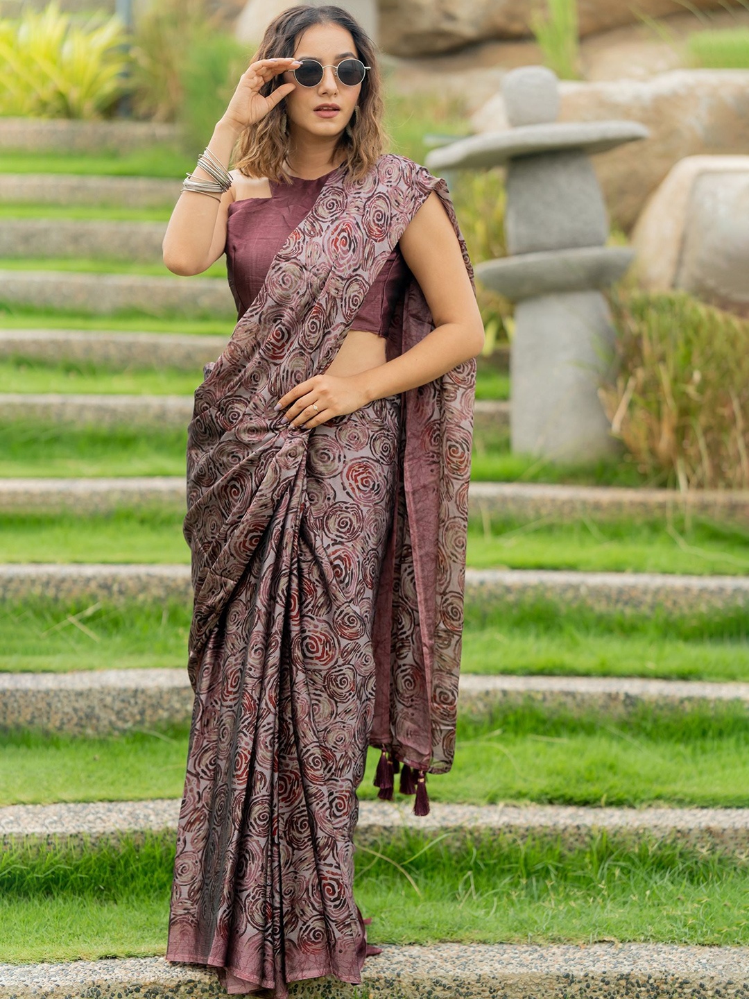 

MIRCHI FASHION Geometric Printed Saree, Purple