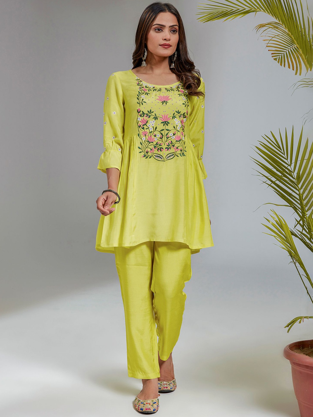 

KASYA Floral Embroidered Tunic & Trouser, Yellow