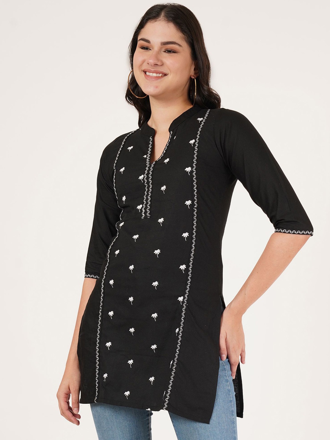 

Brownverse Embroidered Thread Work Cotton Straight Kurta, Black