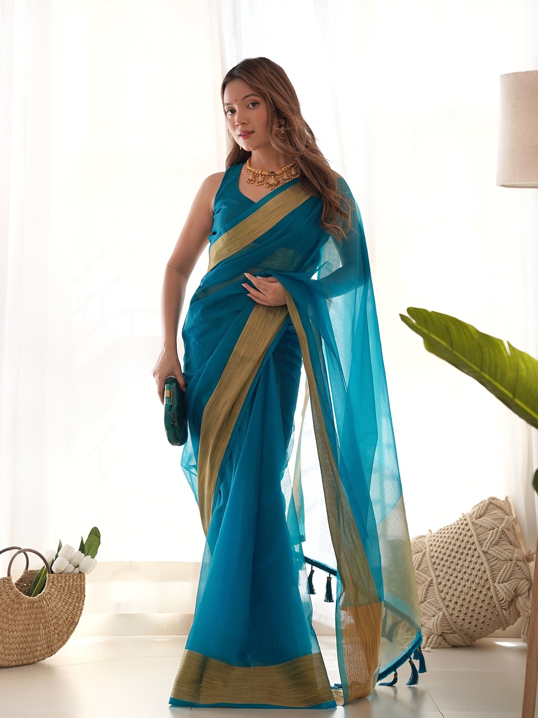 

QVAZOR Sequinned Embellished Organza Saree, Blue