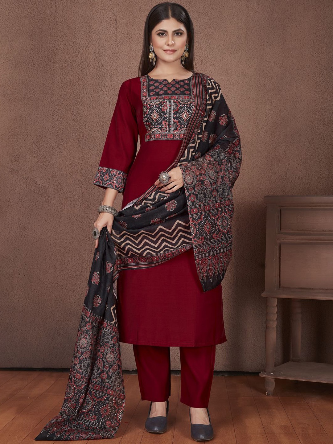 

STYLE SAMSARA Women Yoke Design Regular Beads and Stones Kurta with Trousers & With Dupatta, Maroon