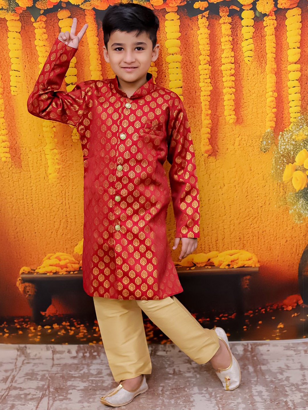 

BownBee Boys Self Design Mandarin Collar Sherwani Set, Maroon