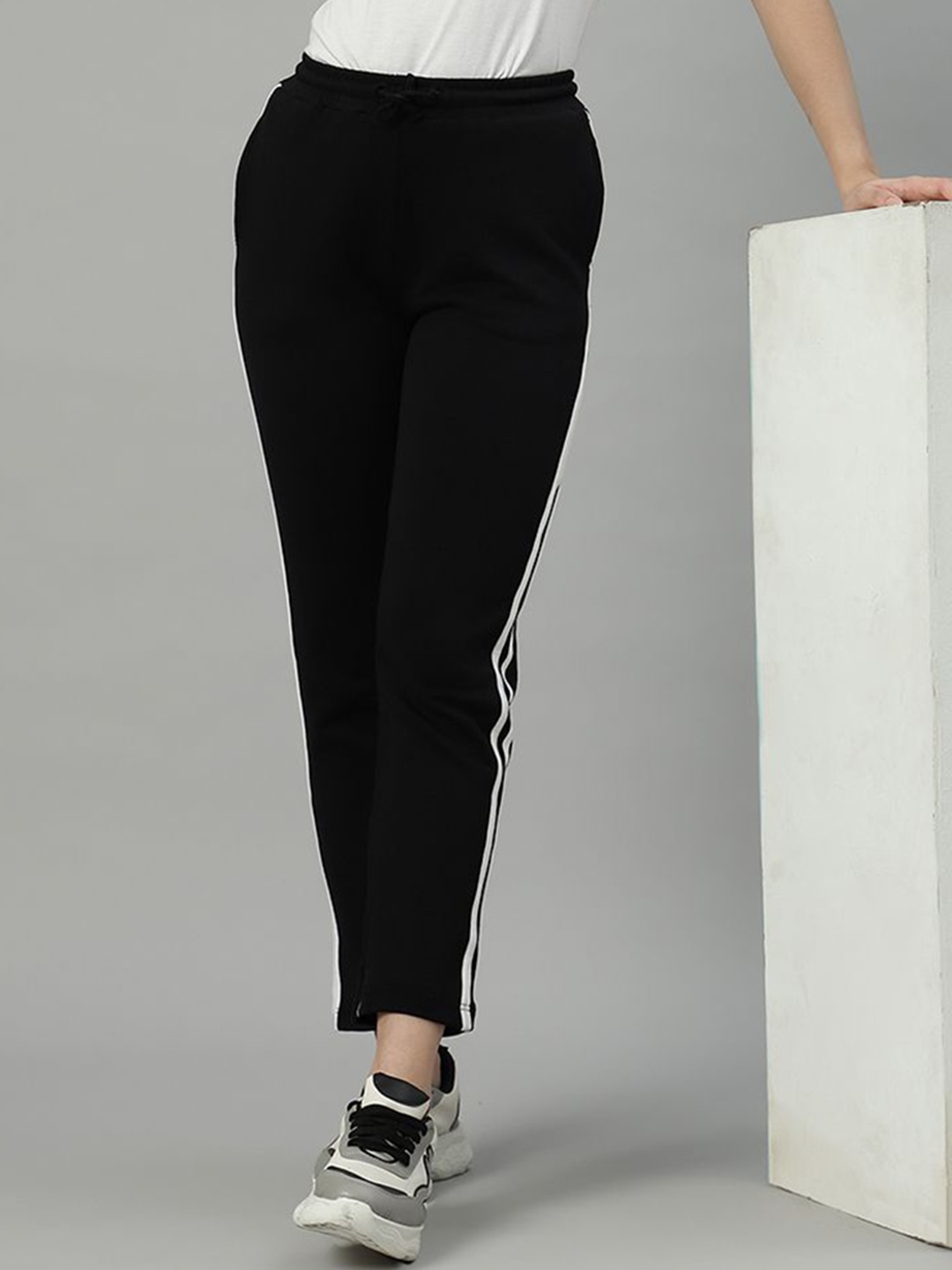 

UnaOne Women Regular Fit Cotton Mid Rise Track Pants, Black