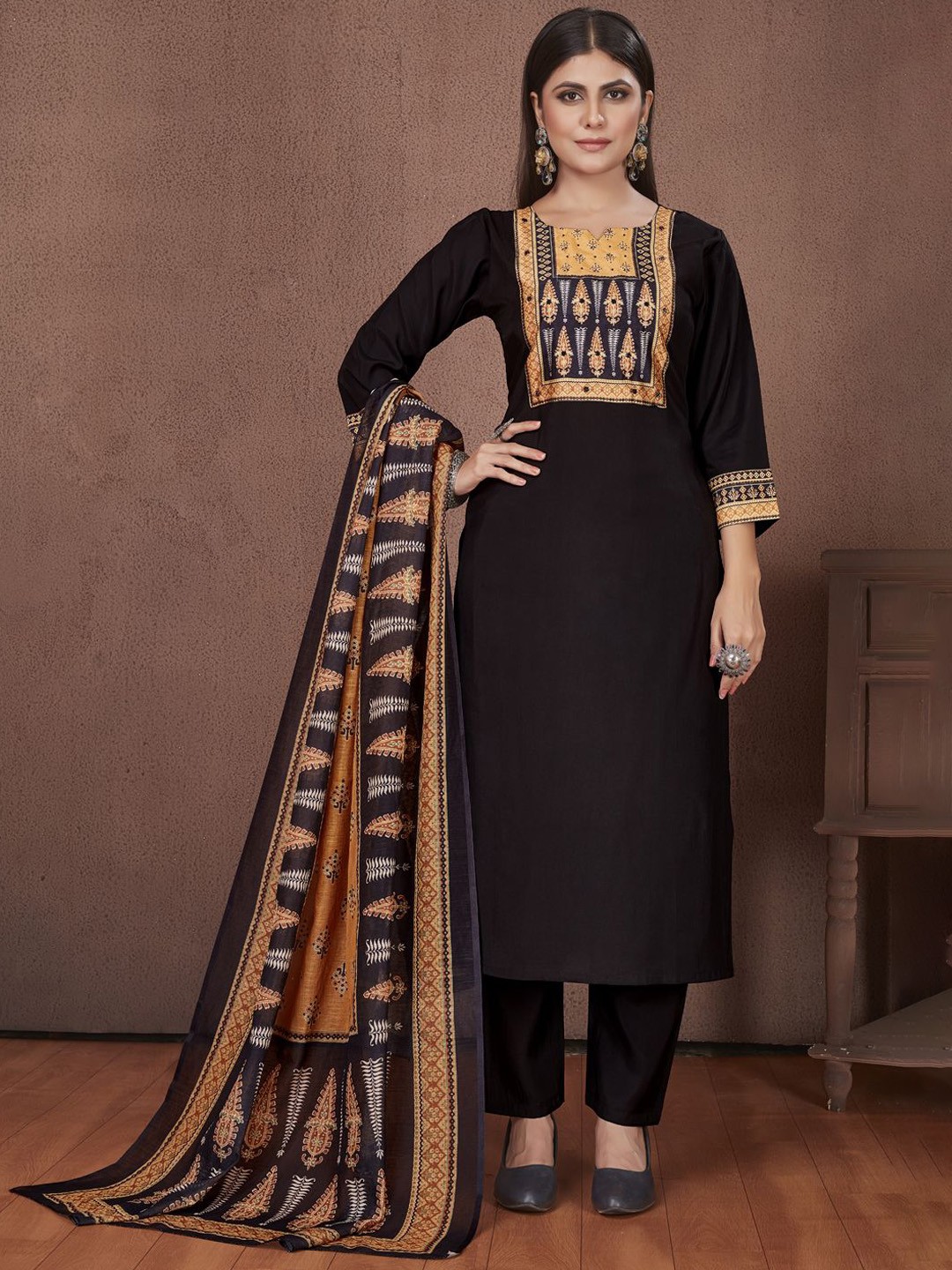 

MINGORA Floral Yoke Design Beads & Stones Straight Kurta With Trousers & Dupatta, Black