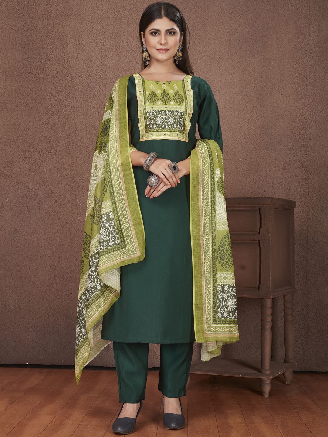 

MINGORA Floral Yoke Design Beads & Stones Straight Kurta With Trousers & Dupatta, Green