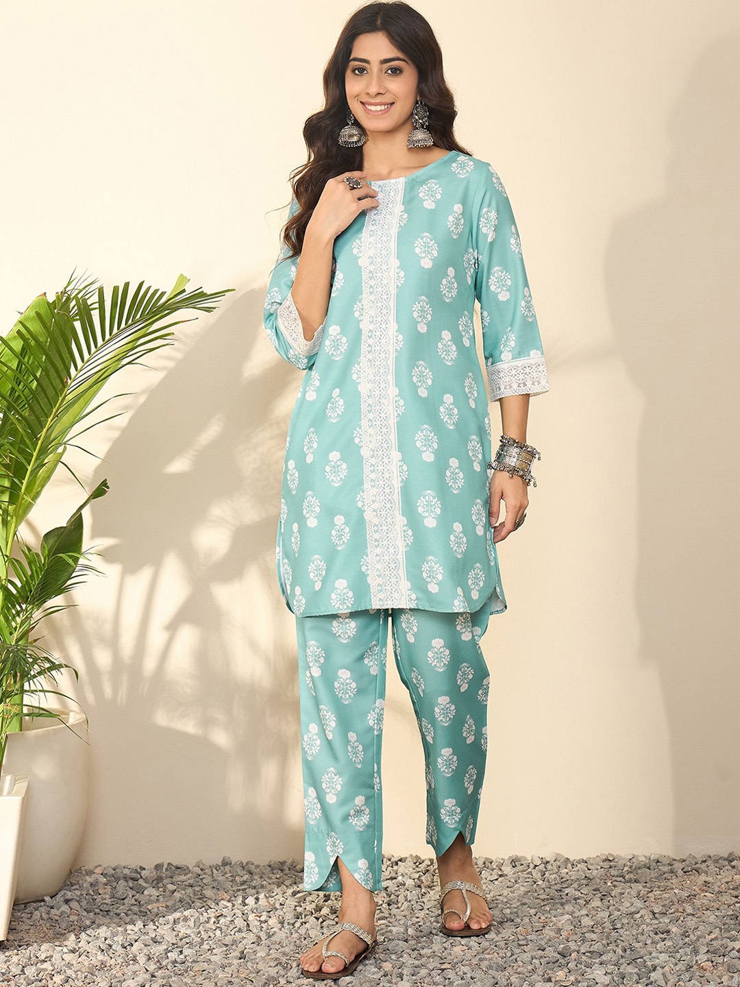 

Madhuni Floral Printed Lace Inserts Straight Kurti With Trousers, Blue