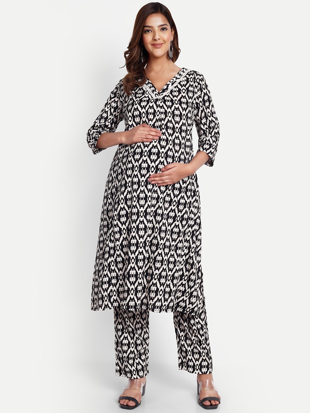 

Aaruvi Ruchi Verma Ethnic Motifs Printed Regular Maternity A-Line Kurta with Trousers, Black