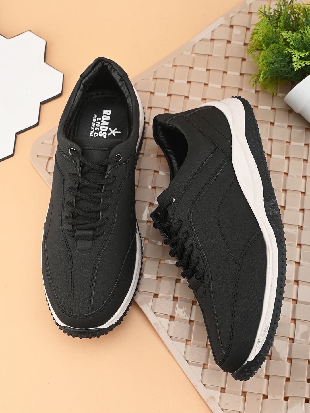 

The Roadster Lifestyle Co Men Round Toe Lightweight Lace-up Sneakers, Black