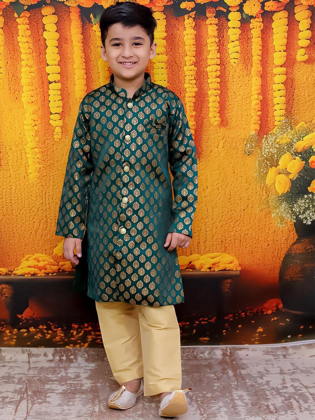 

BownBee Boys Self-Design Sherwani Set, Green