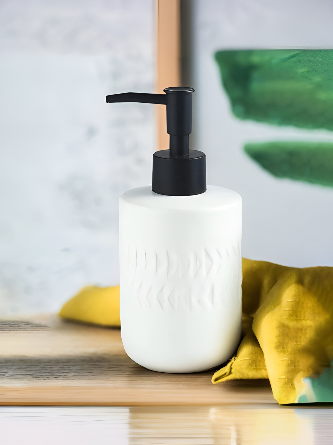 

The Better Home White & Black Textured Ceramic Matte Hand Dispenser 250 ml