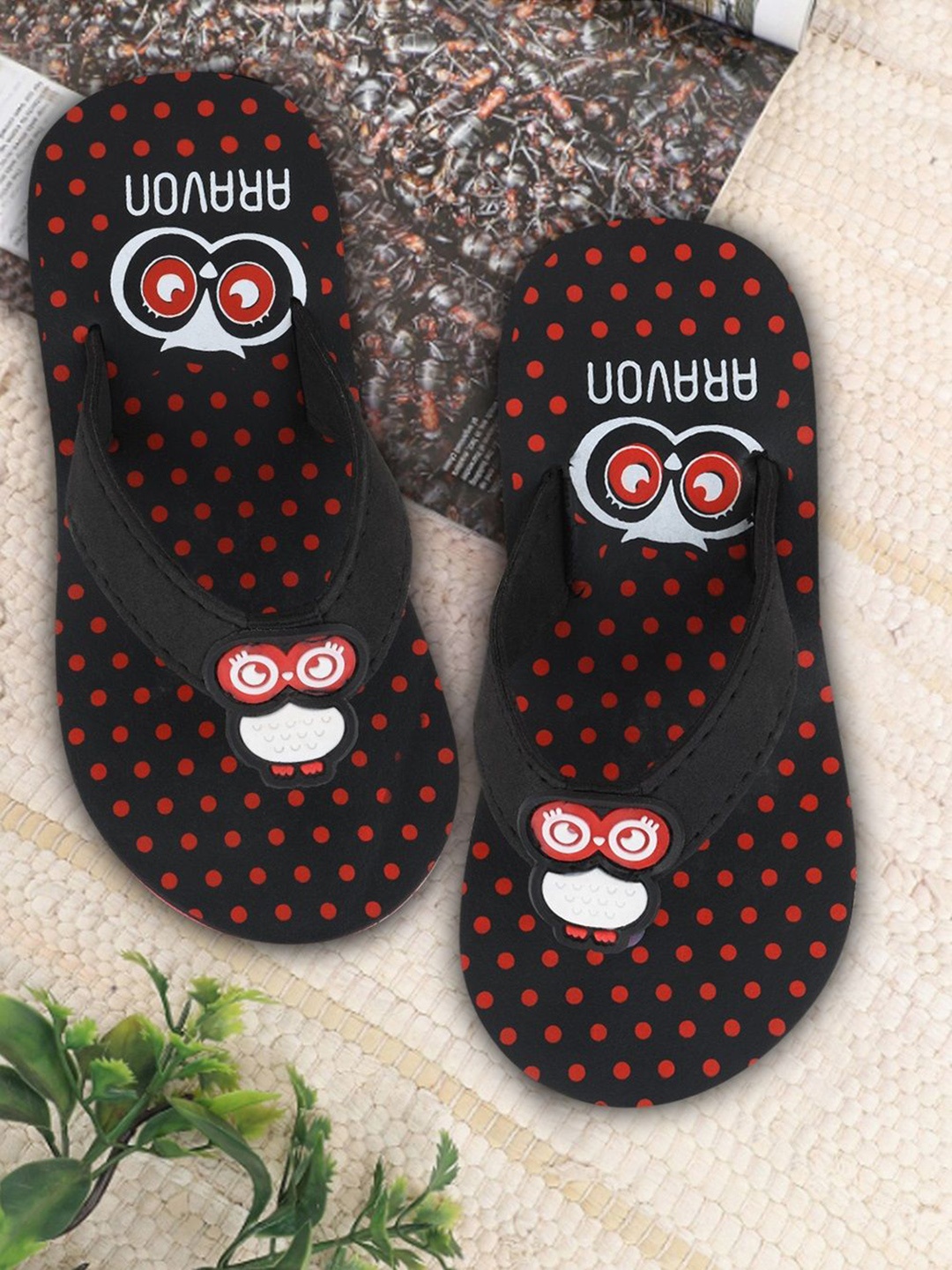 

ARAVON Unisex Kids Printed Rubber Thong Flip-Flops, Black