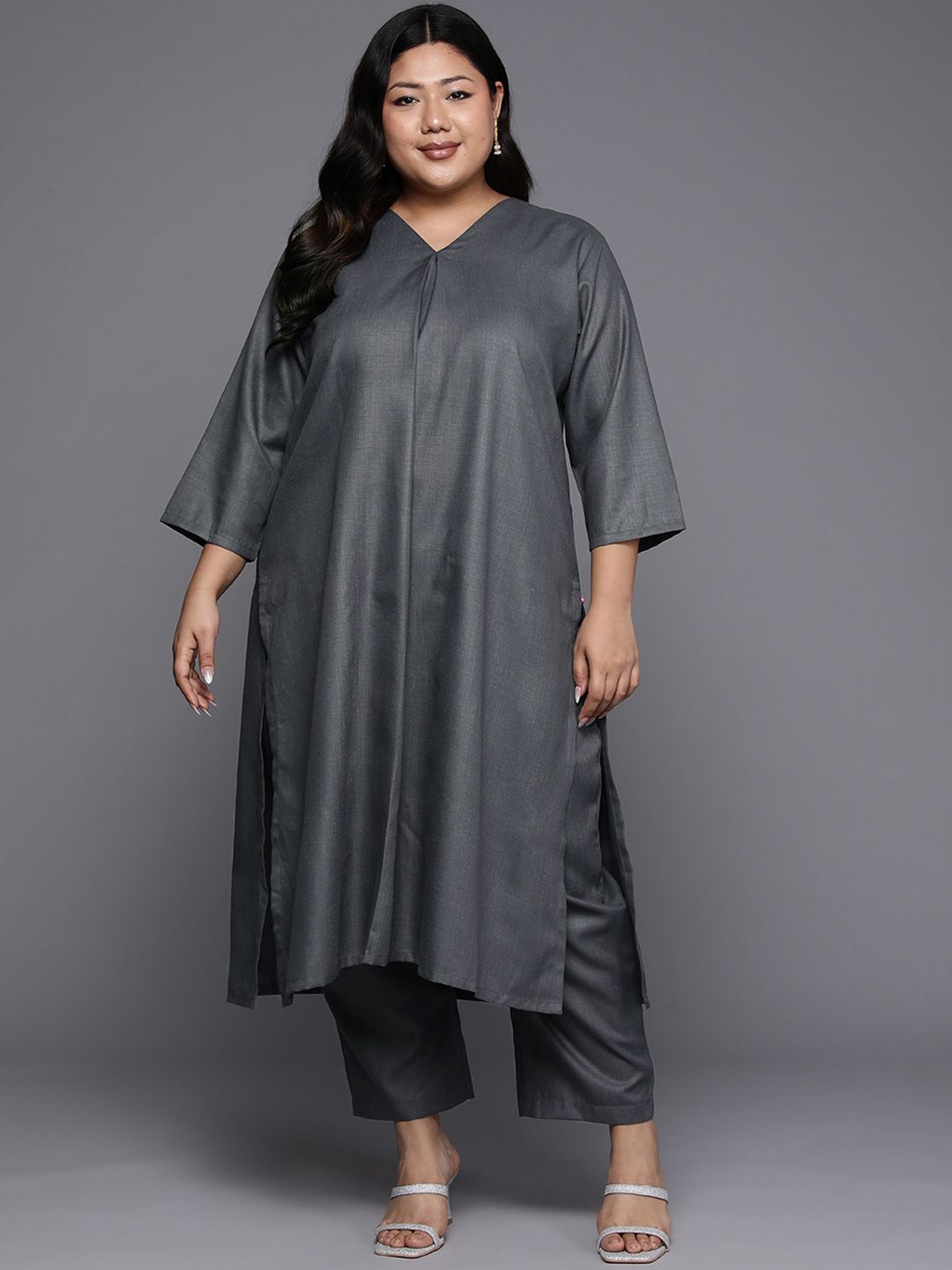 

Sztori Plus Size V-Neck Straight Kurta With Trouser, Grey