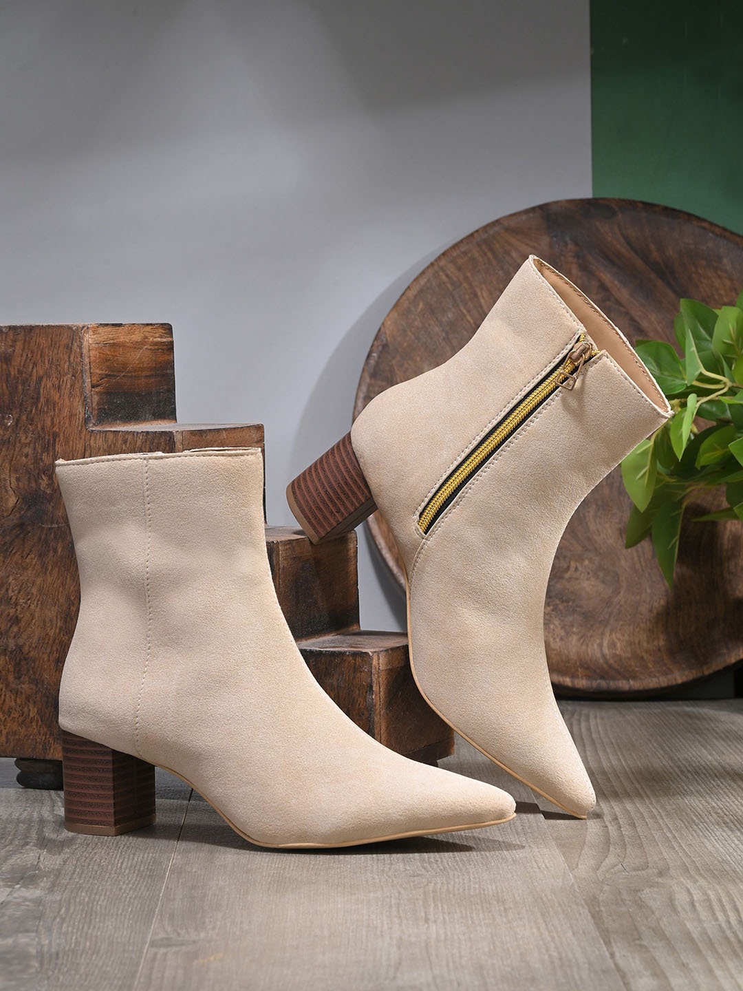 

DressBerry Women Round-Toe Chelsea Boots, Beige