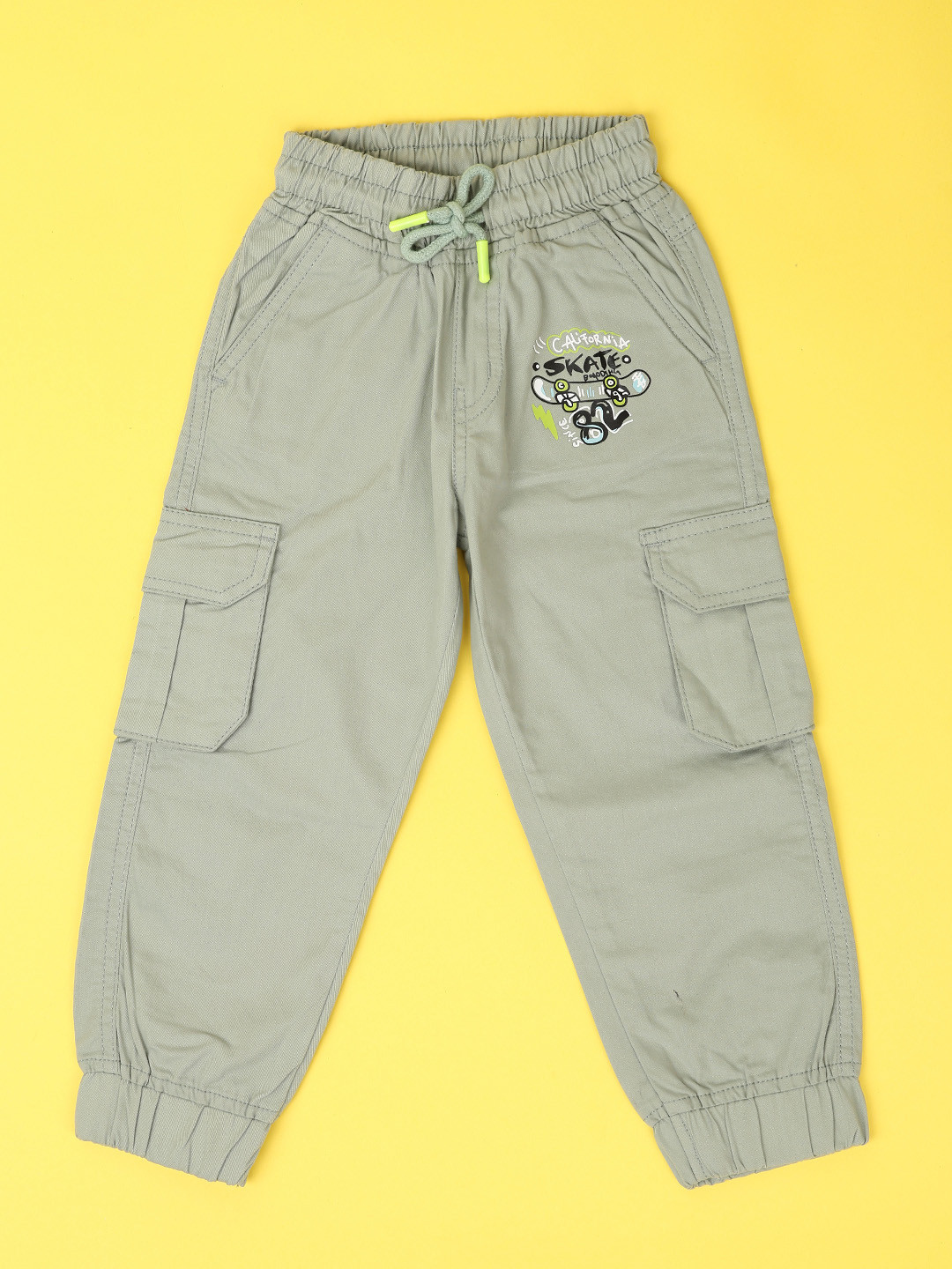 

V-Mart Boys Solid Mid-Rise Regular Fit Cargos, Green