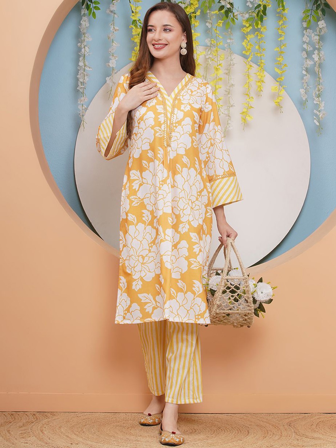 

Bhama Couture Floral Printed V-Neck A-Line Kurta with Palazzos, Yellow