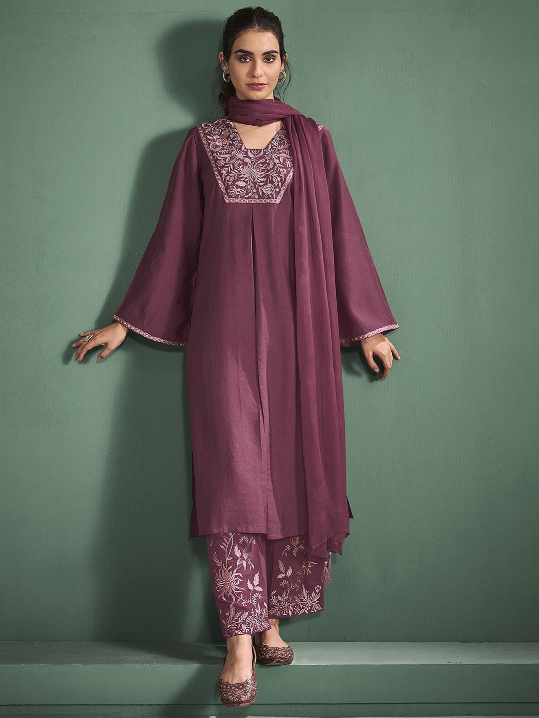 

Anouk Embroidered Regular Thread Work Chanderi Silk Straight Kurta with Trousers & Dupatta, Mauve