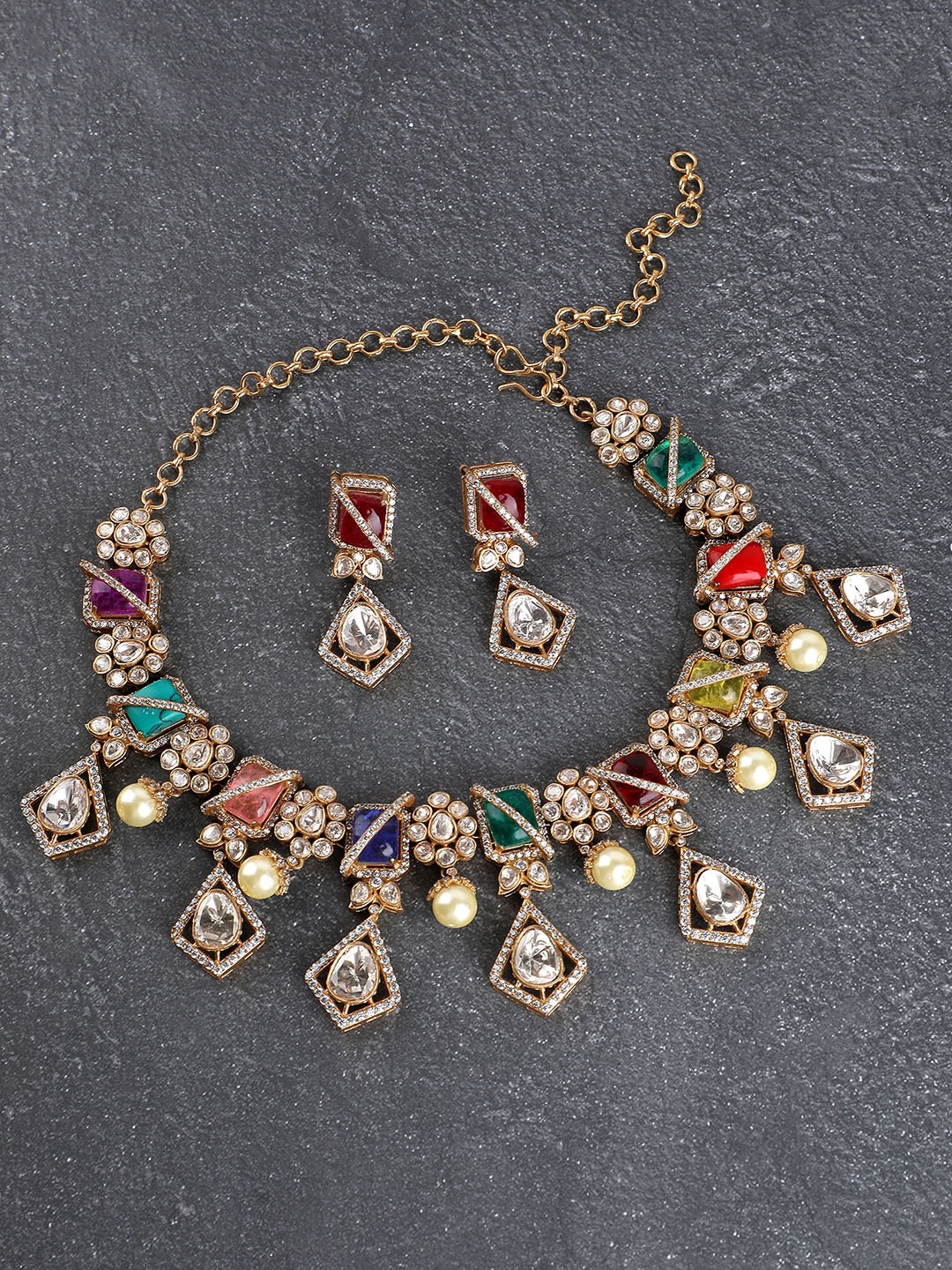 

AURAA TRENDS Charm and elegance Gold Plated Stones Studded & Beaded Jewellery Set