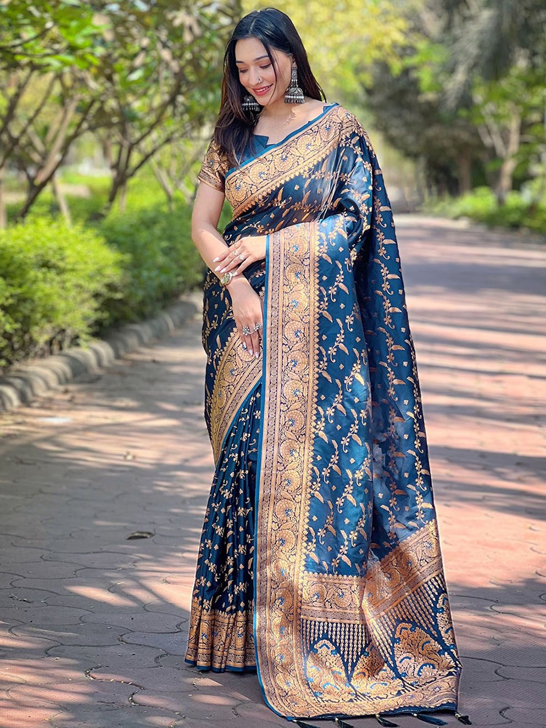 

ODETTE Ethnic Motifs Woven Design Zari Saree With Blouse Piece, Navy blue