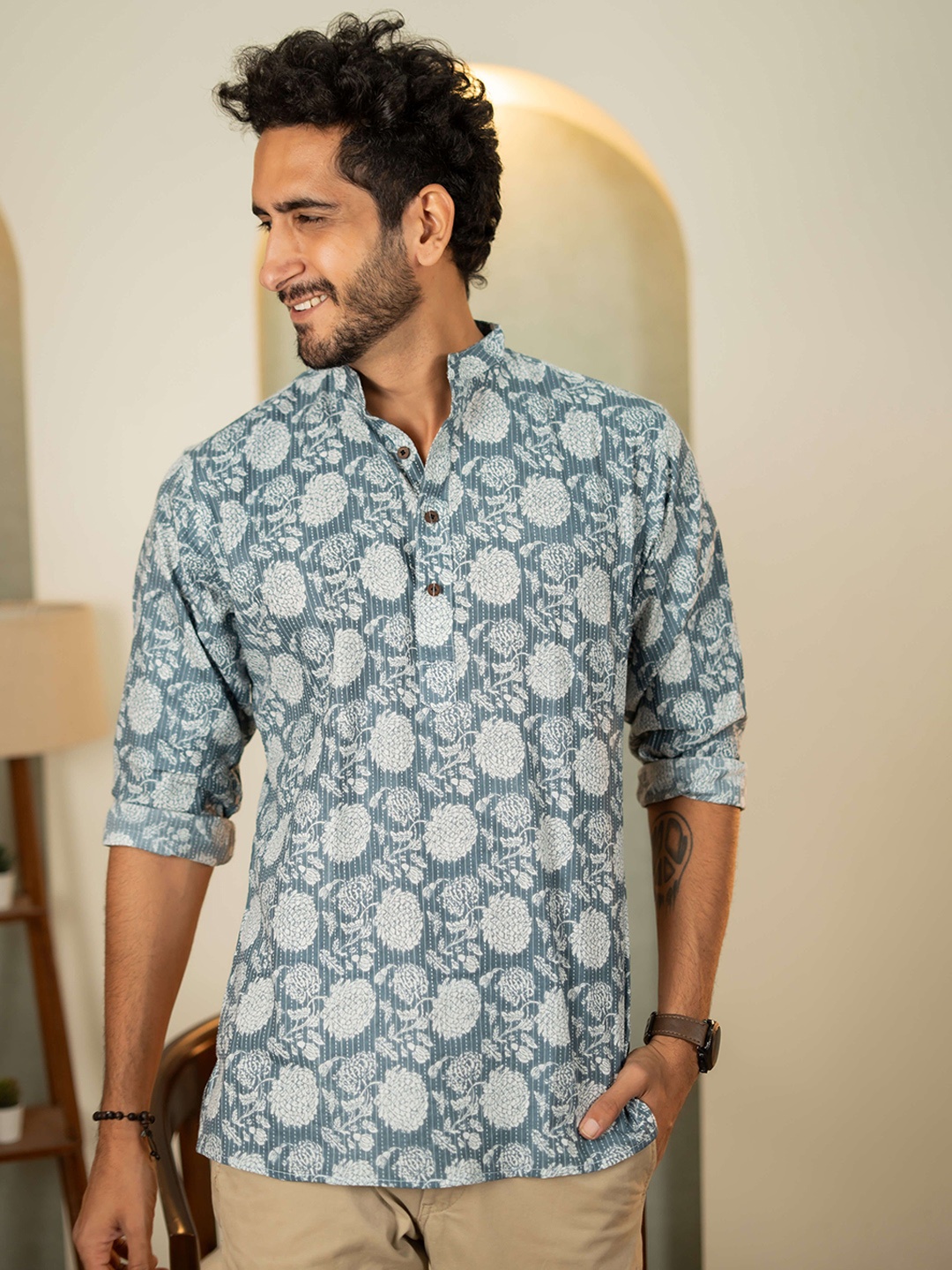 

Shasak Men Printed Flared Sleeves Thread Work Kurta, Blue