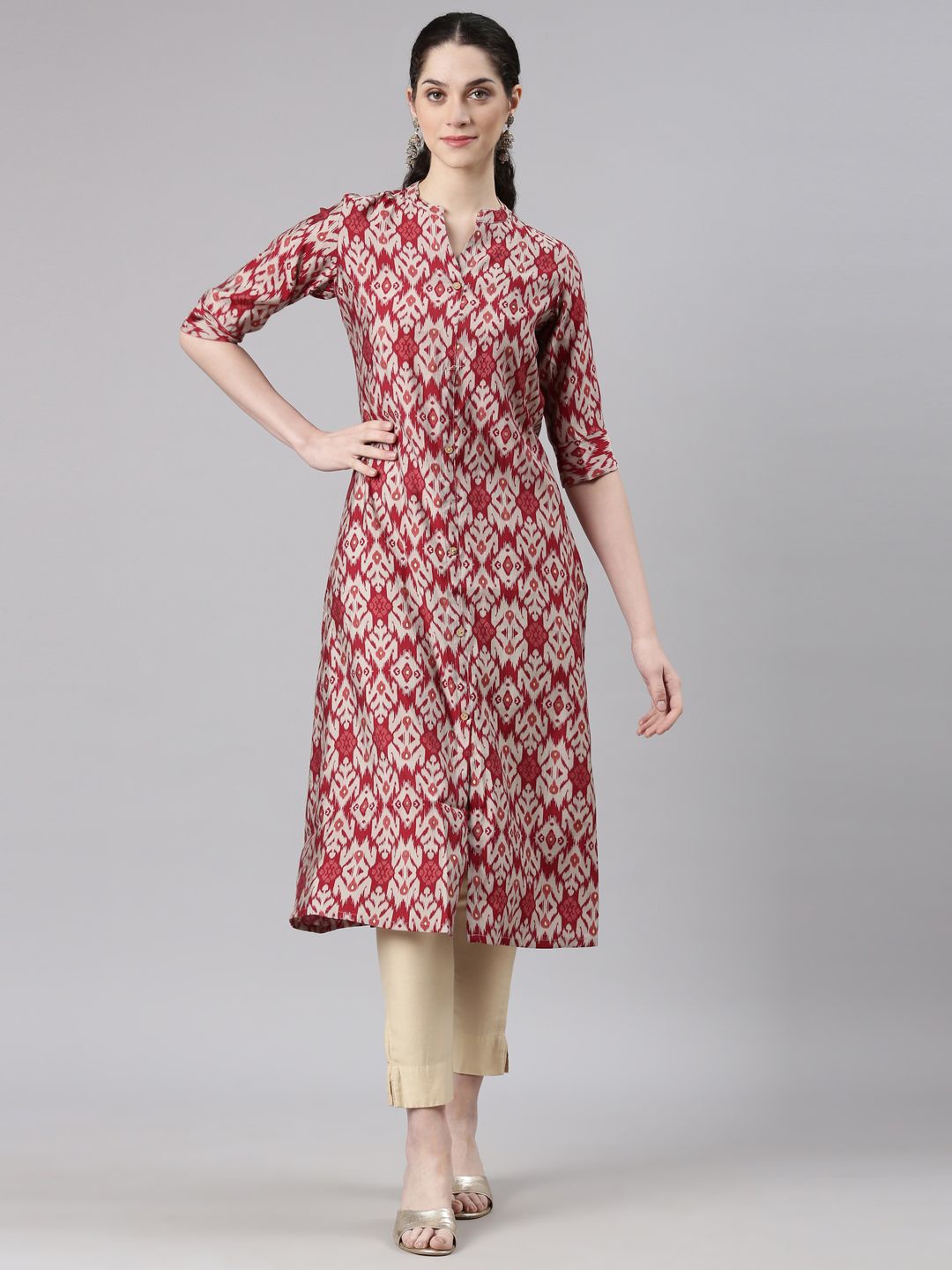 

Neerus Geometric Printed Mandarin Collar Straight Kurta, Maroon