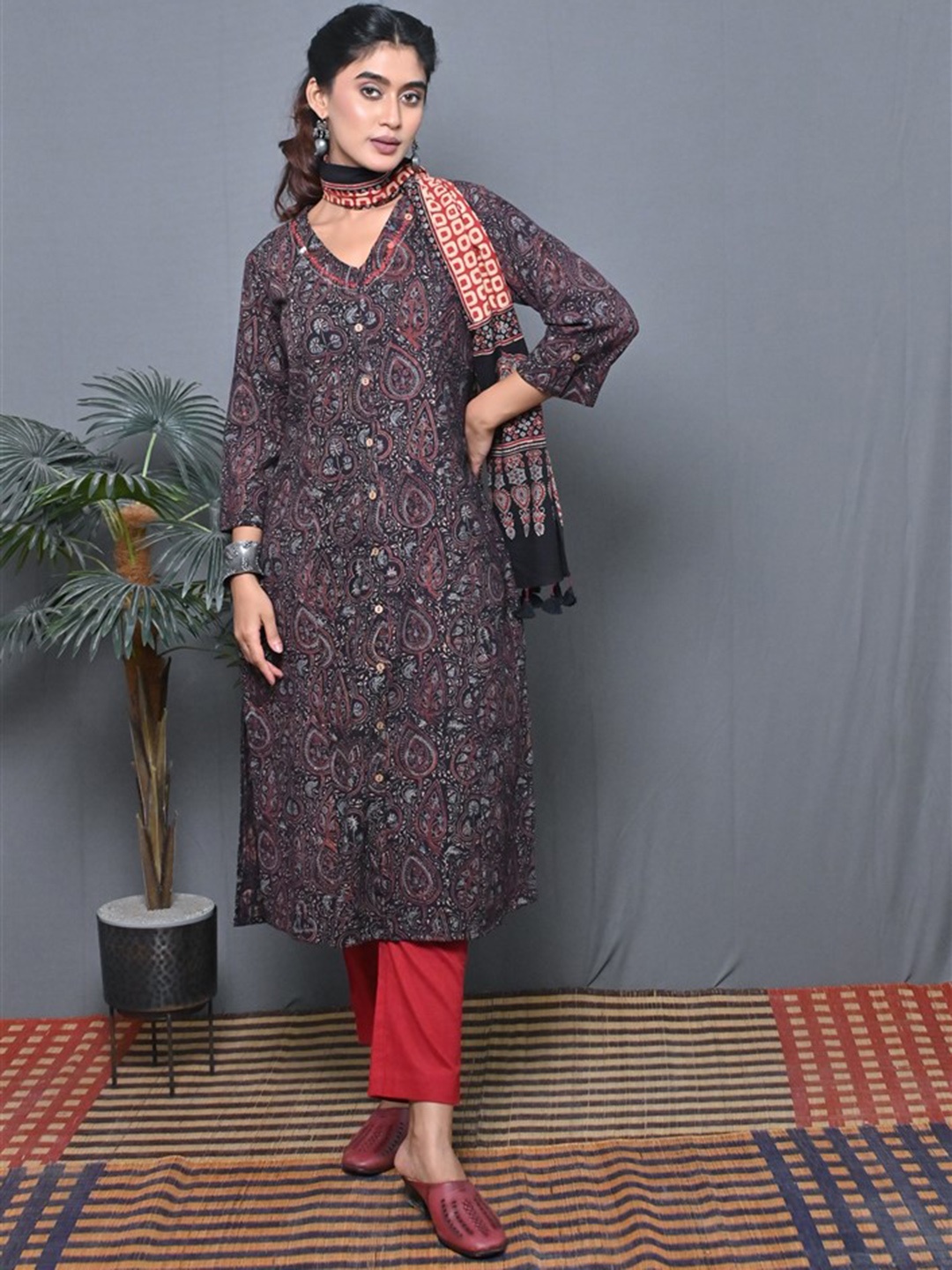 

Earthwear Floral Printed Pure Cotton Straight Kurta, Black