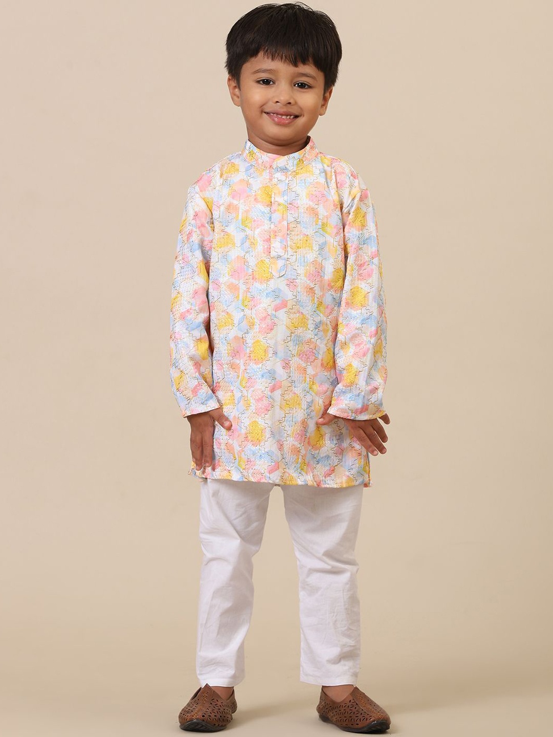 

Stuffie Land Boys Geometric Printed Mandarin Collar Pure Cotton Straight Kurta & Pyjamas, Peach