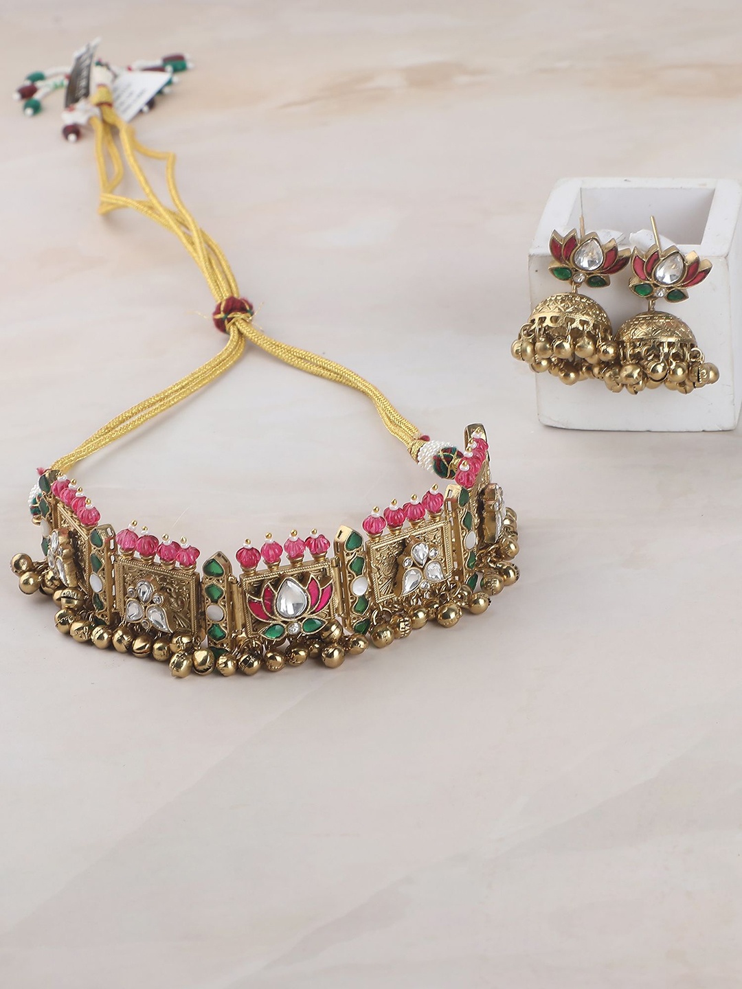 

AURAA TRENDS Gold-Plated Stone-Studded & Beaded Jewellery Set