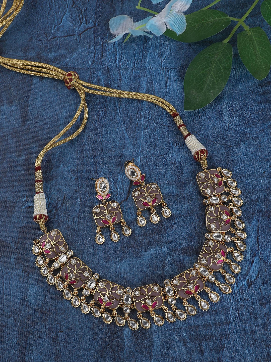

AURAA TRENDS Gold-Plated Kundan Stone-Studded Jewellery Set