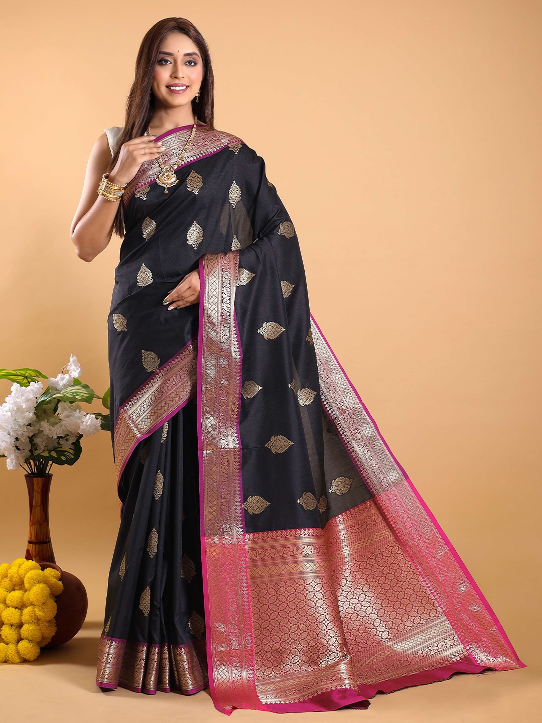 

HEER FASHION Women Black Woven Design Zari Silk Blend Banarasi Saree With Blouse Piece