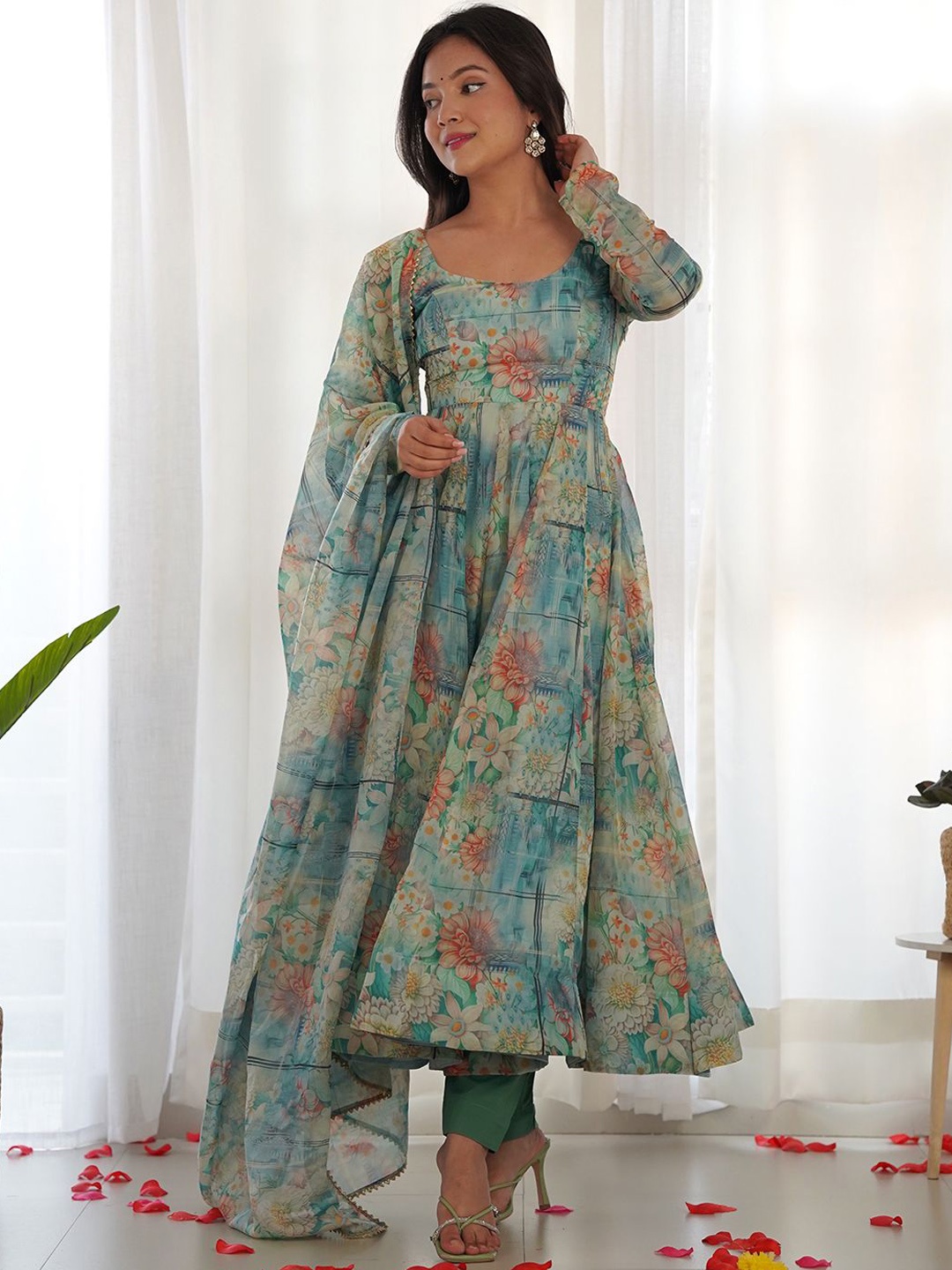 

Tanhai Floral Printed Gotta Patti Scoop Neck Organza Anarkali Kurta With Trouser & Dupatta, Green