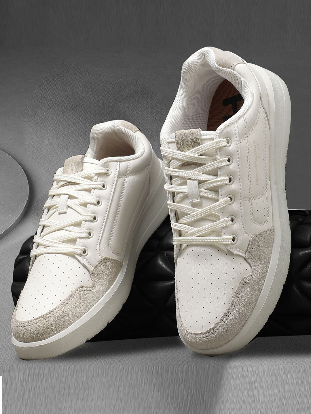 

Hush Puppies Men Off White Round Toe Perforations PU Lace-Up Casual Sneakers