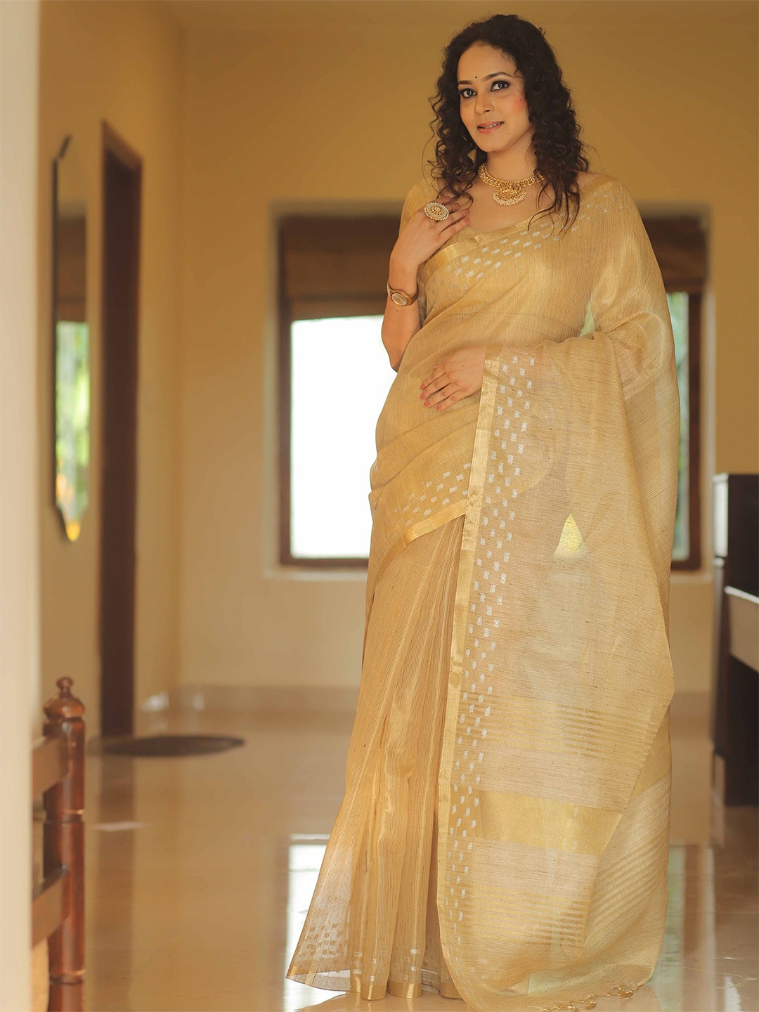 

Banarasee Woven Design Zari Tissue Banarasi Saree, Cream