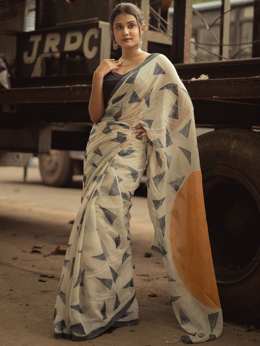 

SOULWEAVES Geometric Printed Pure Cotton Saree, Beige