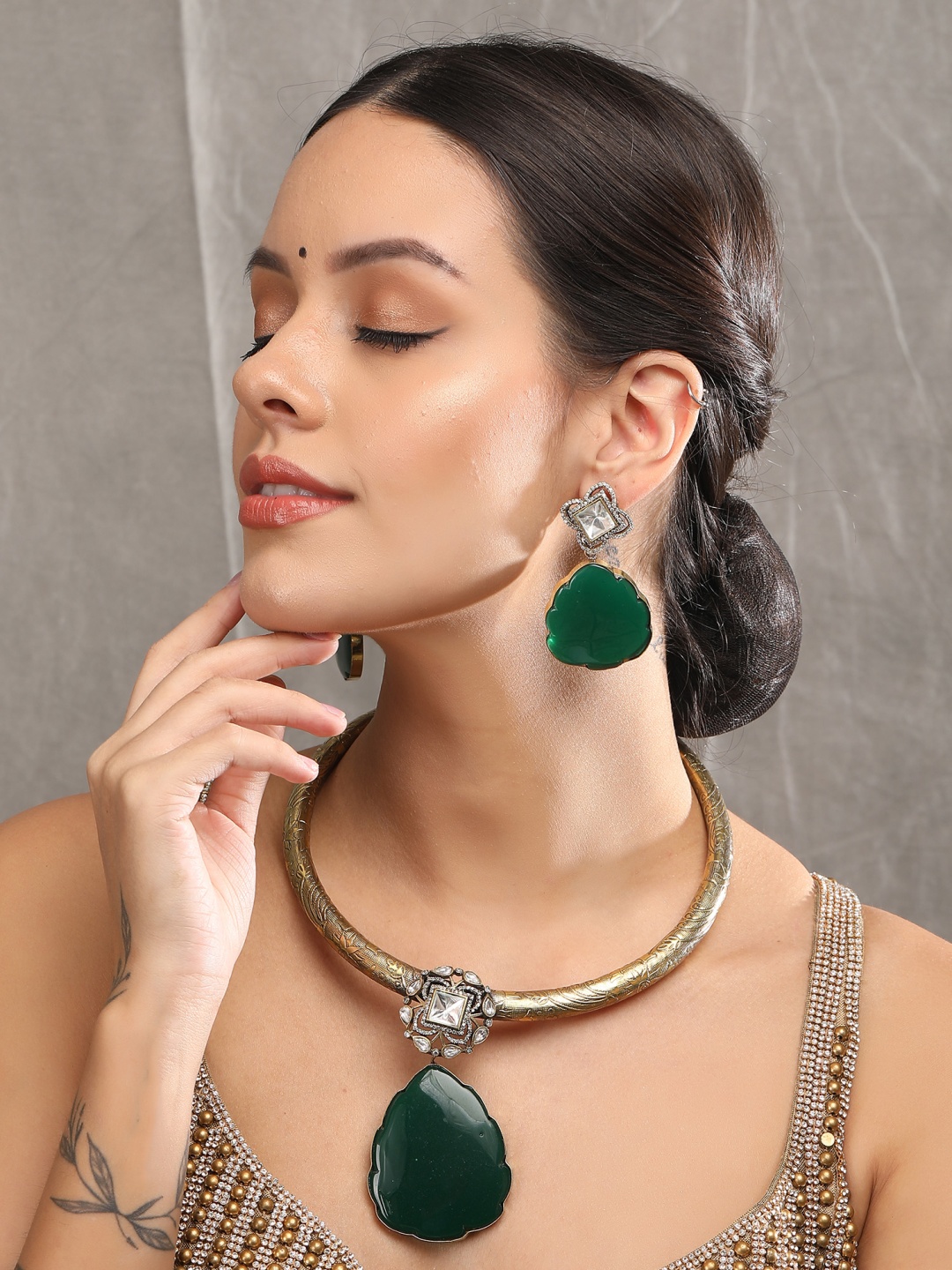 

AURAA TRENDS Gold-Plated Stone-Studded Jewellery Set