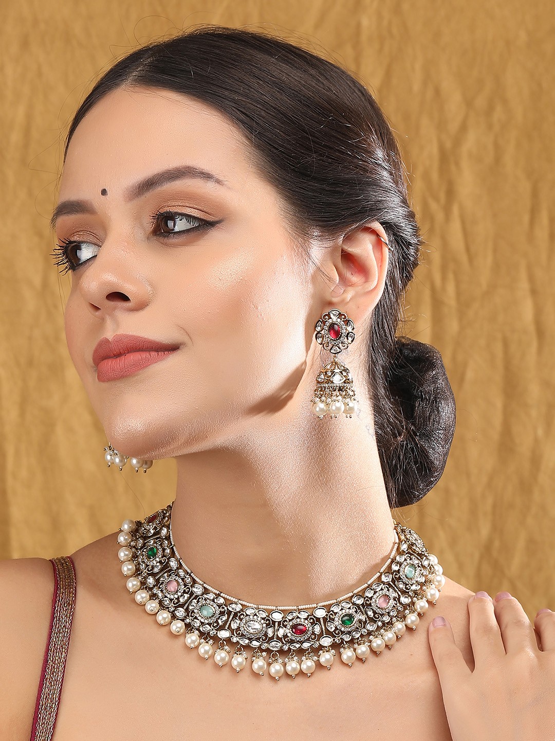 

AURAA TRENDS Gold-Plated Stone-Studded & Beaded Choker Jewellery Set