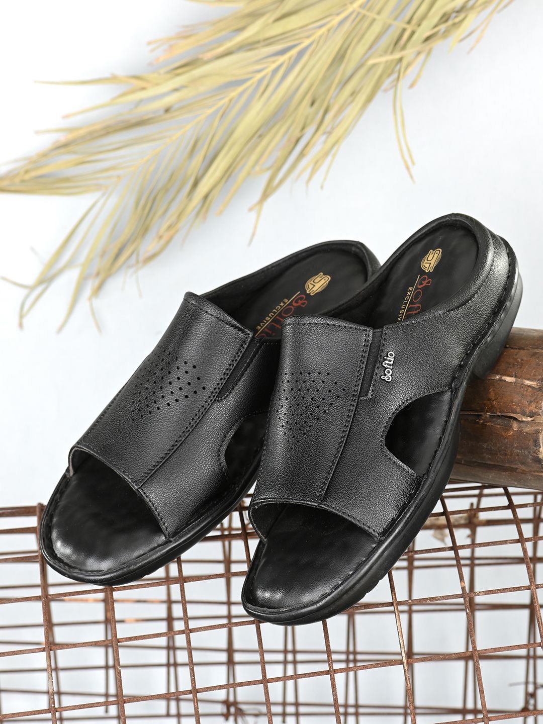 

SOFTIO Men Slip-On Comfort Sandals, Black